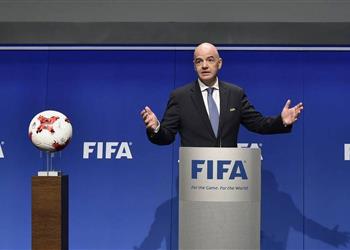 فيديو رئيس فيفا يشارك في تحدي الأيادي النظيفة للوقاية من كورونا