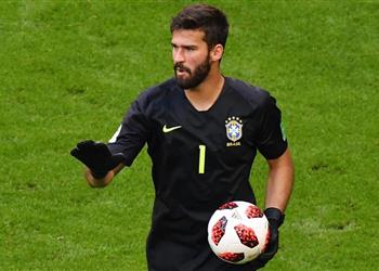 أليسون بيكر يشارك في تحدي الأيادي النظيفة ويدعو 3 نجوم للمشاركة