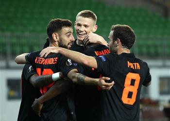 سولشاير لاعبو مانشستر يونايتد خضعوا لفحص طبي بين شوطي مواجهة لاسك في الدوري الأوروبي خوف ا من كورونا