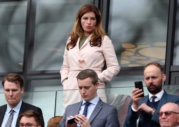 نائبة رئيس وست هام توضح تصريحاتها بشأن إلغاء الدوري الإنجليزي ليفربول يستحق اللقب