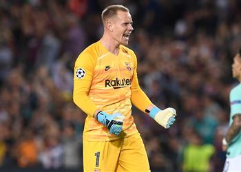 صحفي إيطالي يكشف تفاصيل عقد تير شتيجن الجديد مع برشلونة