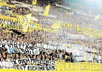 جماهير بوروسيا دورتموند تعرض مساعدة كبار السن وتقديم الخدمات الإنسانية بسبب كورونا