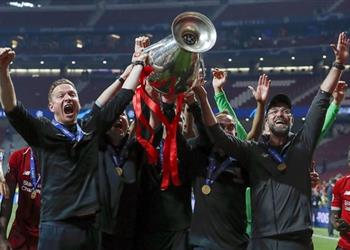 مساعد كلوب ينهال بالمديح عليه بعد إنجازات ليفربول ذكي جد ا ويبحث دائم ا عن الكمال