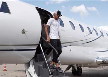 نيمار يكسر الحجر الصحي في باريس ويطير إلى البرازيل