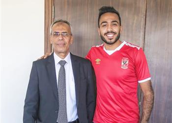 برفقة والده كهربا يشارك في تحدي الخير لمواجهة كورونا