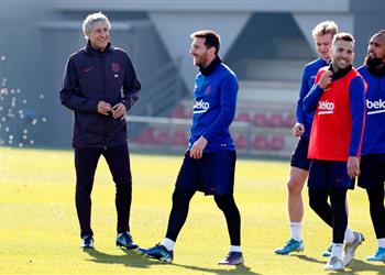 اهتمام خاص برباعي برشلونة سيتين يتواصل مع اللاعبين يومي ا ويتحكم في كل شيء