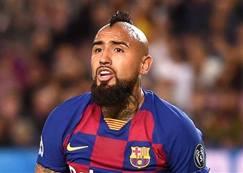 برشلونة يفتح باب الرحيل أمام فيدال ويحدد سعره