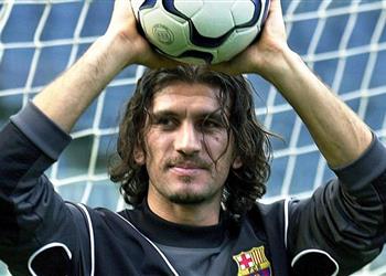حارس برشلونة السابق في حالة حرجة بسبب كورونا
