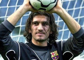 زوجة حارس مرمى برشلونة السابق توضح حقيقة تدهور حالته الصحية بعد إصابته بـ كورونا