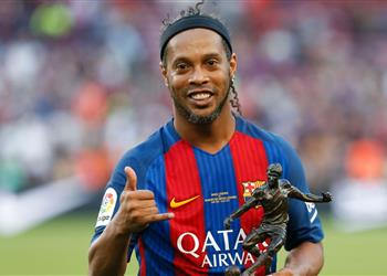 كريستيانو رونالدو خارج تشكيل رونالدينيو المفضل وميسي في المقدمة