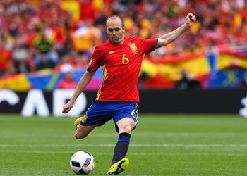 إنييستا يعرب عن قلقه على أصدقائه وعائلته في إسبانيا بسبب أزمة كورونا