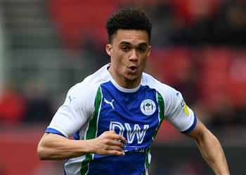 تأجيل عملية جراحية في القلب لمدافع ويجان بسبب كورونا