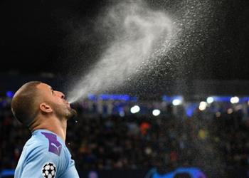 ووكر يعتذر عن إقامة حفل جنسي في الحجر الصحي ويكرر رسالته ابقوا في المنزل