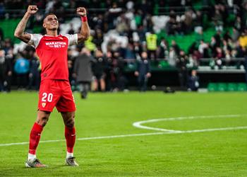 ليفربول ينافس كبار إسبانيا على ضم مدافع إشبيلية