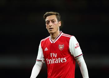 وكيل أوزيل يرفض تخفيض رواتب لاعبي الدوري الإنجليزي ويقدم اقتراح ا جديد ا