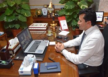 وزير الرياضة يتواصل مع اللاعبين العائدين من الخارج عبر الفيديو كونفرانس