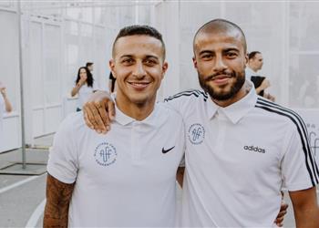 رافينيا يوضح هل يعود ألكانتارا ويلعب معه بقميص برشلونة