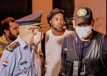 نجم ريال مدريد يدافع عن رونالدينيو مجرم في الملعب فقط