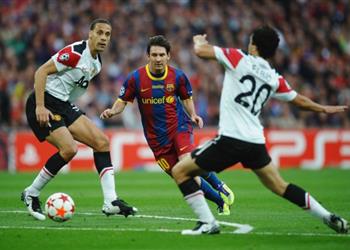 ريو فرديناند يوضح الفارق بين ميسي ورونالدينيو