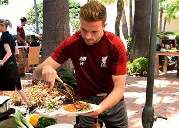 مسؤولة التغذية بـ ليفربول تشرح نظام اللاعبين للحفاظ على لياقتهم في العزلة المنزلية