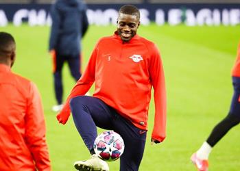 قطبا مانشستر يقتحمان صراع التعاقد مع مدافع لايبزج