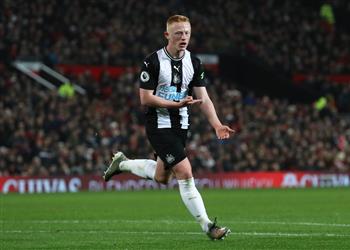 رغم ضآلته لاعب نيوكاسل يتبرع بـ30 من راتبه لمكافحة كورونا