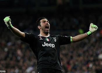 توتي بوفون يريد اللعب حتى 50 عام ا وكانافارو يرد سيجبرونه على الاعتزال