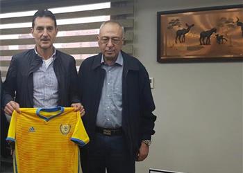 الفيفا ينصف الإسماعيلي في أزمته مع مدربه السابق