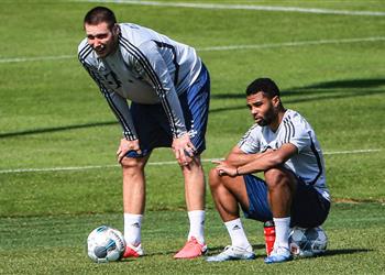 انتكاسة لمدافع بايرن ميونخ العائد من إصابة الرباط الصليبي