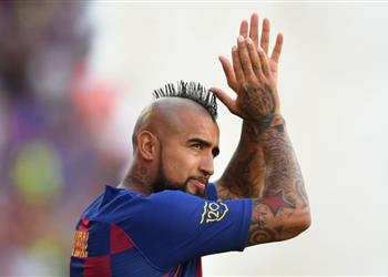 مدرب تشيلي يكشف السبب الذي قد يدفع فيدال للرحيل من برشلونة