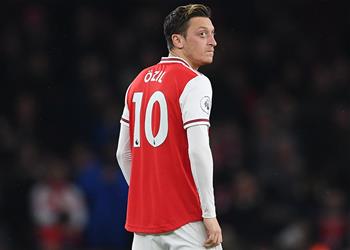 إعلامي إنجليزي يهاجم أوزيل يريد راتبه كامل ا وهو يلعب البلايستيشن عار عليه