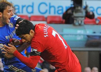 كاراجر سواريز كل ف ليفربول لقب الدوري الإنجليزي بسبب عضة لاعب تشيلسي