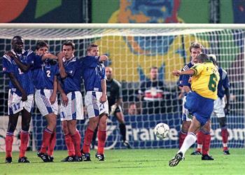 كارلوس يوضح كيف سجل هدفه الخرافي في فرنسا