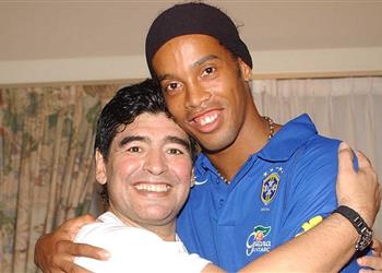 مارادونا مدافع ا عن رونالدينيو ليس مجرم ا وذنبه أنه قدوة