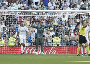 صحيفة إسبانية تحذر ريال مدريد من رحيل مدافعه