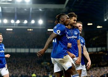 إيفرتون يستعد لتوقيع عقوبة على مهاجمه بسبب كسر الحجر المنزلي