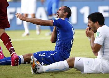 رغم عضة كيليني قائد أوروجواي السابق يدافع عن لويس سواريز