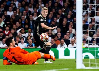 صحيفة إسبانية كورونا يهدد انتقال فان دي بيك لـ ريال مدريد