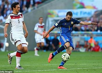 هيجواين فكرت في الاعتزال نهائي ا بسبب الأرجنتين وهذا الشخص منعني