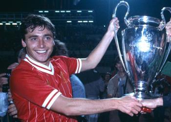 وفاة مهاجم ليفربول الأسبق بعد نزاع مع السرطان