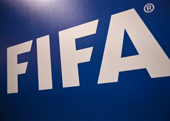 رئيس اللجنة الطبية بالفيفا يحذر من عودة كرة القدم