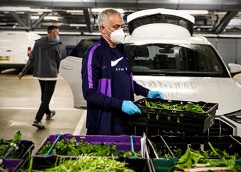 مورينيو يشارك توتنهام في مساعدة المتضررين من أزمة كورونا