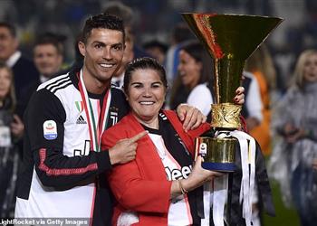 صورة كريستيانو رونالدو يهدي والدته سيارة فاخرة في عيد الأم البرتغالي