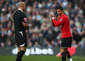 حكم إنجليزي سابق احتسبت ركلة جزاء خاطئة لمانشستر يونايتد وتمنيت إضاعتها من رونالدو