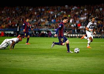 بواتينج يعلق ساخر ا على ذكرى انزلاقه الشهير أمام ميسي