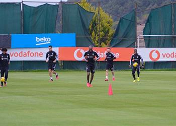 على رأسهم محمد النني لاعبو بشكتاش يستأنفون التدريبات بعد تحديد موعد عودة الدوري التركي