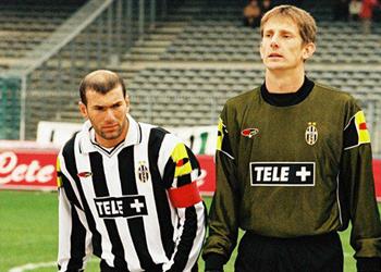 فان دير سار يتغزل في تواضع زيدان