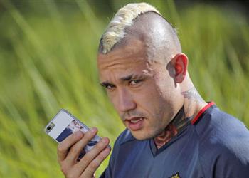 زميله السابق ناينجولان كان يغادر غرفة الملابس لكي ي دخن