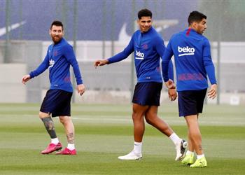 برشلونة يتخذ قرار ا تجاه مدافعه الشاب لتجنب رحيله