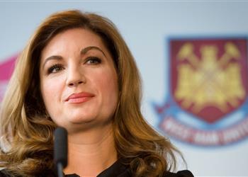 نائبة وست هام تشكك في استئناف الدوري الإنجليزي كيف ستعقمون عشب الملاعب